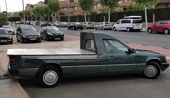 Mercedes-Benz 250 D 2 of 12