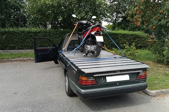 Mercedes-Benz 250 D 3 of 12