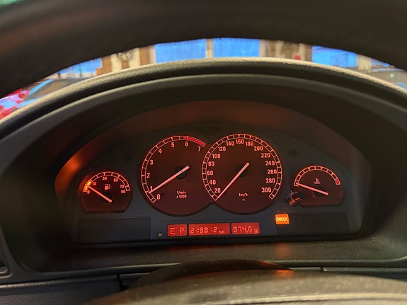 BMW 850i 21 of 28