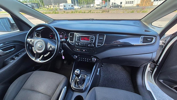 Kia Carens 7 of 10