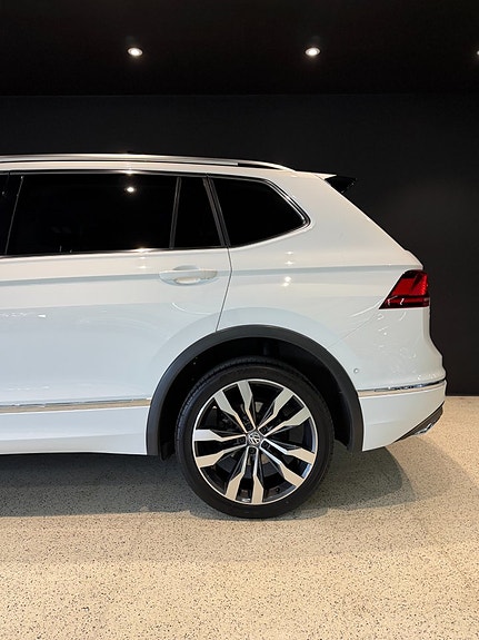 Volkswagen Tiguan Allspace 4 of 5