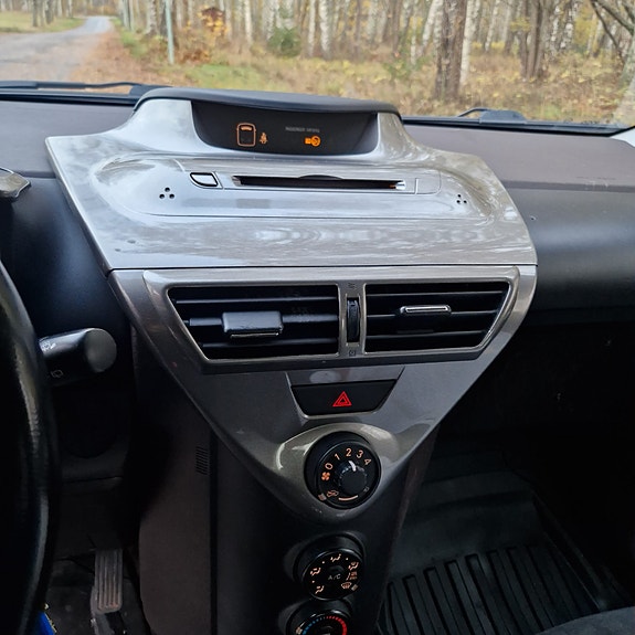 Toyota IQ 4 of 5