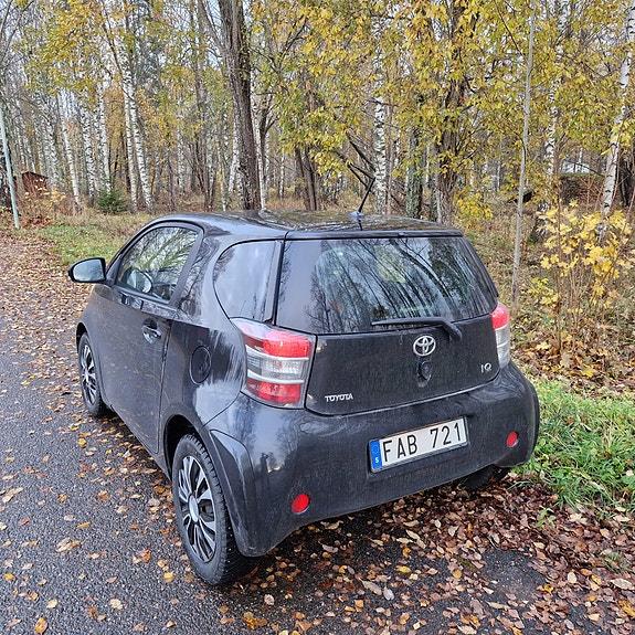 Toyota IQ 2 of 5