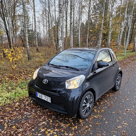 Toyota IQ 3 of 5