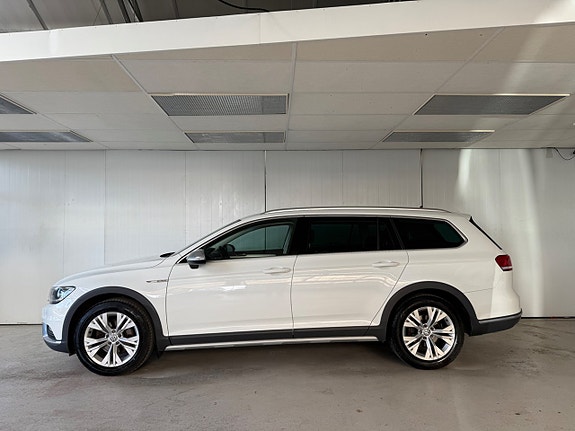 Volkswagen Passat Alltrack 2 of 5