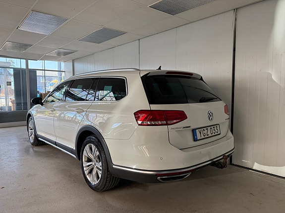 Volkswagen Passat Alltrack 3 of 5