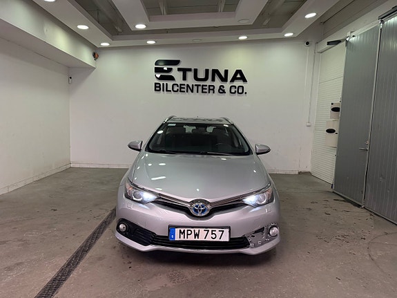 Toyota Auris 2 of 5