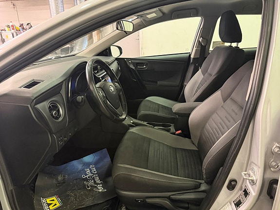 Toyota Auris 7 of 15