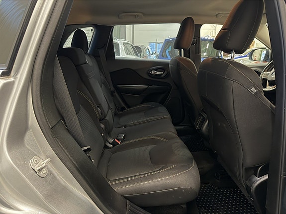 Jeep Cherokee 11 of 27