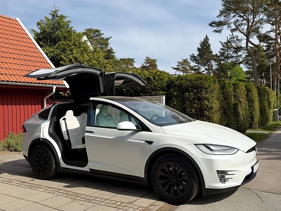 Tesla Model X 3 of 5