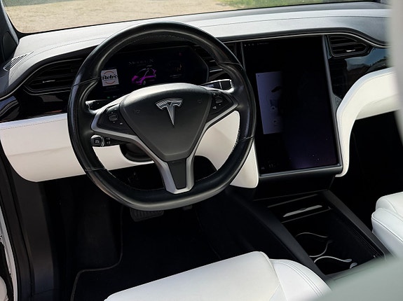 Tesla Model X 4 of 5