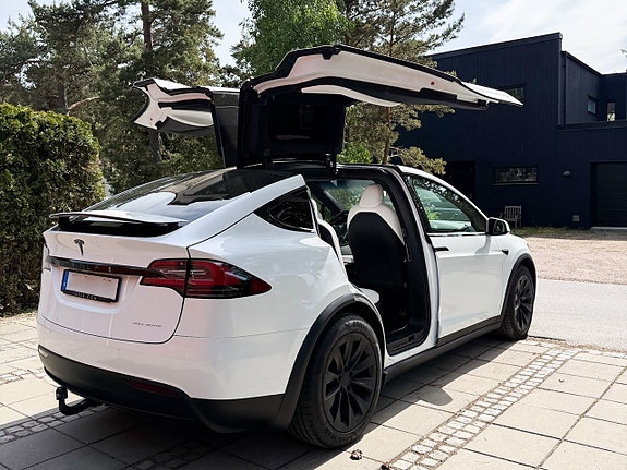 Tesla Model X 2 of 5