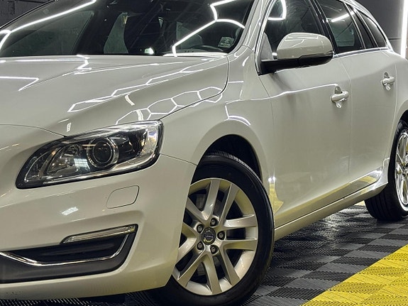 Volvo V60 2 of 25