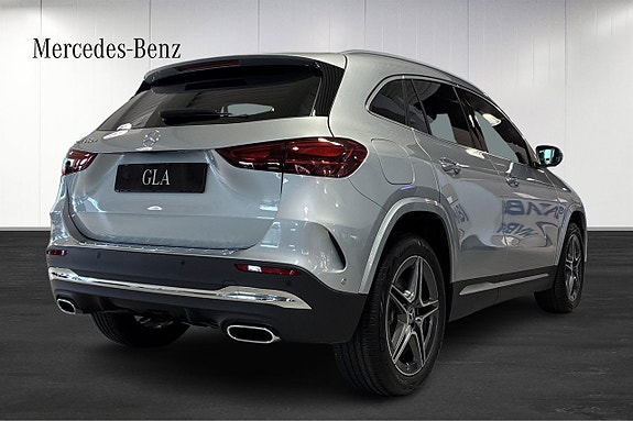 Mercedes-Benz GLA250 4 of 5