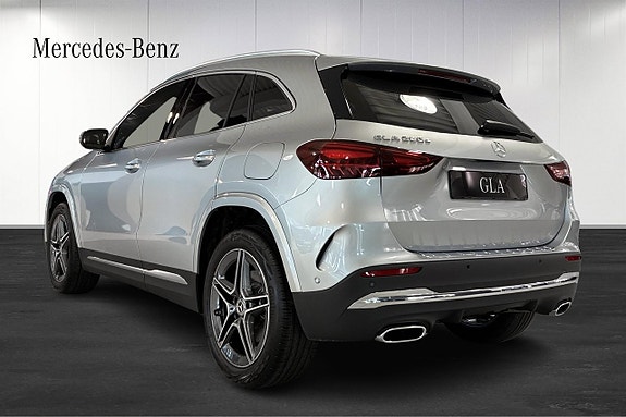 Mercedes-Benz GLA250 3 of 5