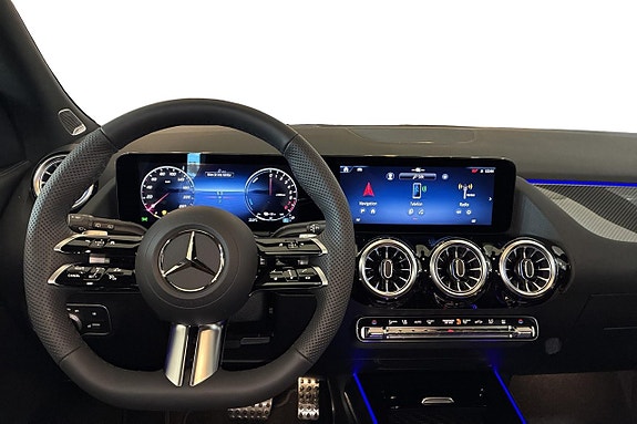 Mercedes-Benz GLA250 8 of 13