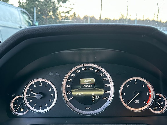 Mercedes-Benz E220 9 of 20