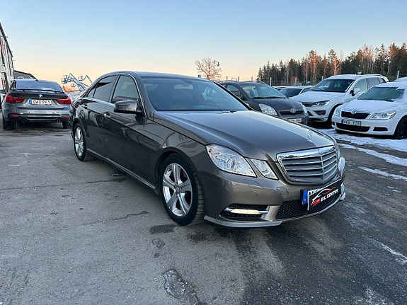 Mercedes-Benz E220 2 of 5