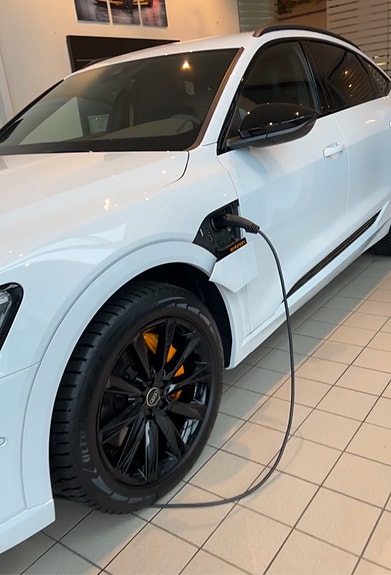 Audi e-tron Sportback 2 of 5