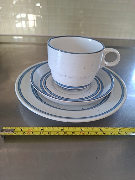 Gustavsberg Dart design Stig Lindberg tekopp med fat och assiett vit blå keramik