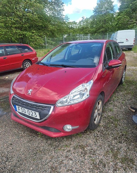 Peugeot 208 2 of 4