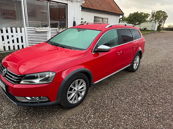 Volkswagen Passat Alltrack 2 of 3