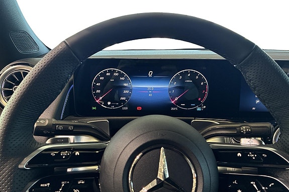 Mercedes-Benz GLB200 7 of 13