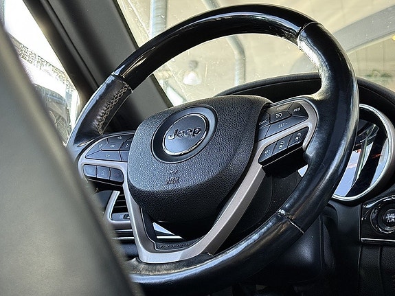 Jeep Grand Cherokee 19 of 27