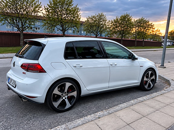 Volkswagen Golf VII 2 of 7