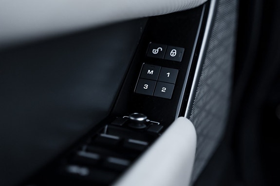 Land Rover Range Rover Velar 14 of 28
