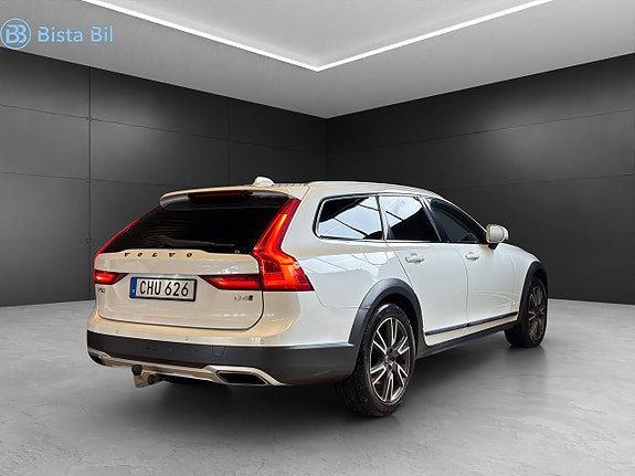 Volvo V90 Cross Country 2 of 5