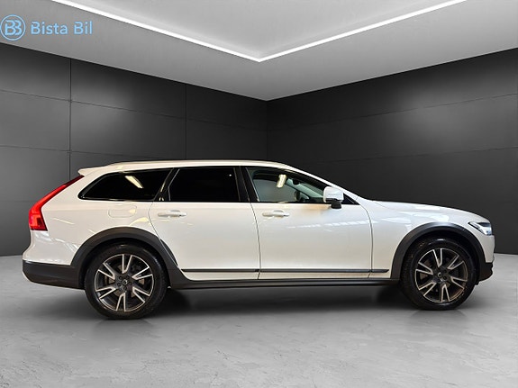 Volvo V90 Cross Country 3 of 5