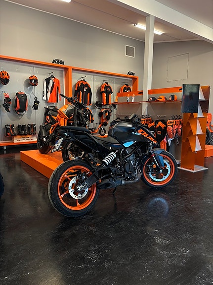 KTM Duke 125 2 of 3