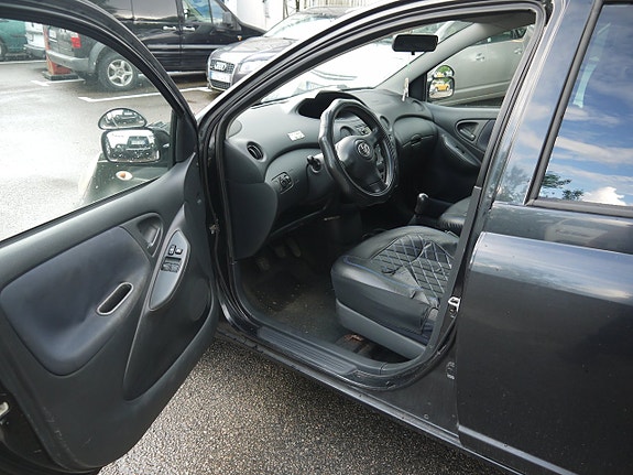 Toyota Yaris 12 of 13