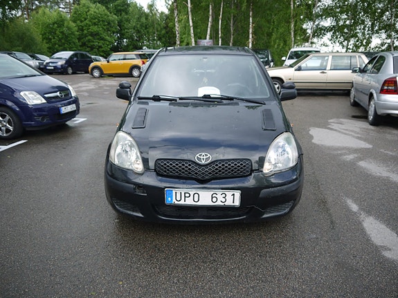 Toyota Yaris 2 of 13