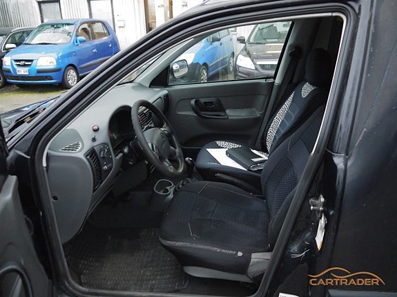 Toyota Yaris 10 of 13
