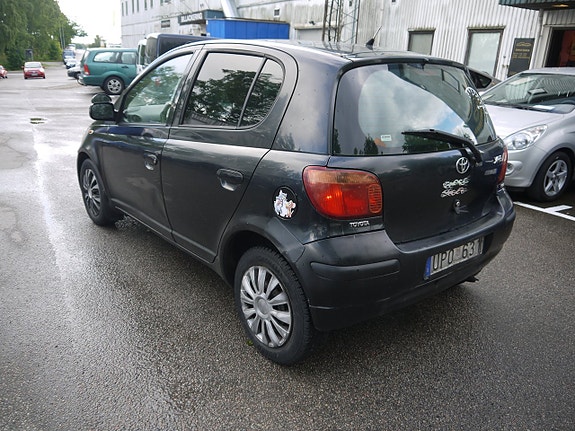 Toyota Yaris 4 of 13