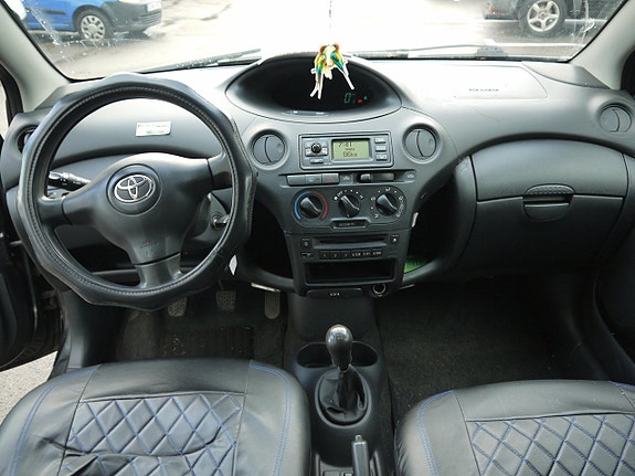 Toyota Yaris 13 of 13