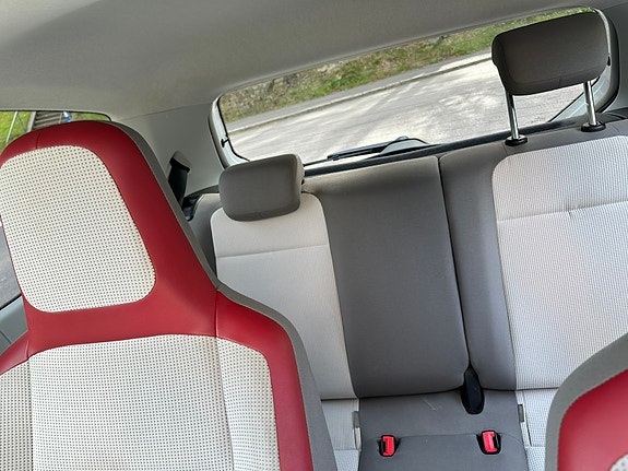 Volkswagen UP! 3 of 5