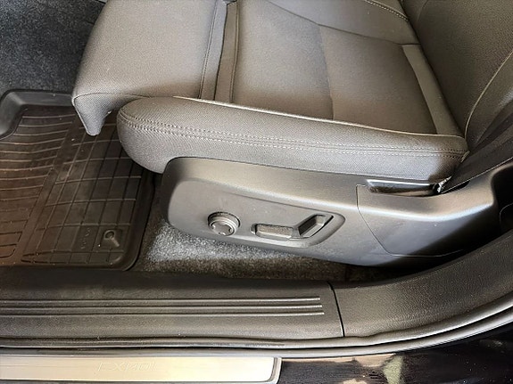 Volvo EX40 11 of 26