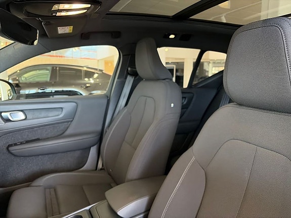 Volvo EX40 10 of 26