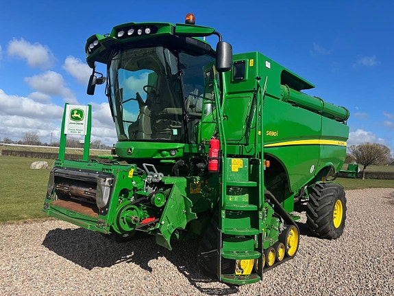skördetröska John Deere S690i nyservad