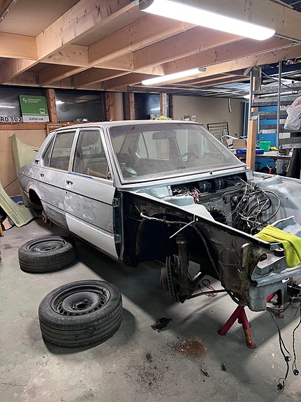 BMW 518i 2 of 5