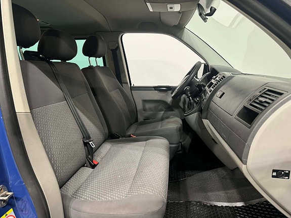 Volkswagen Caravelle 9 of 18