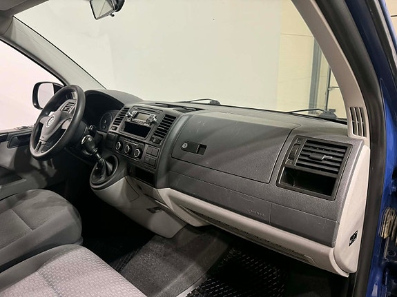 Volkswagen Caravelle 8 of 18