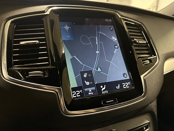 Volvo XC90 18 of 21