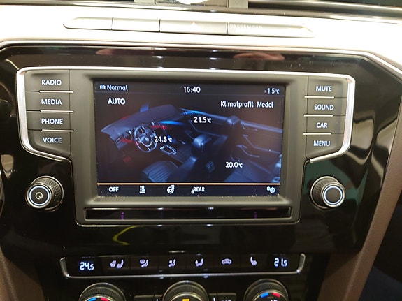 Volkswagen Passat 16 of 19