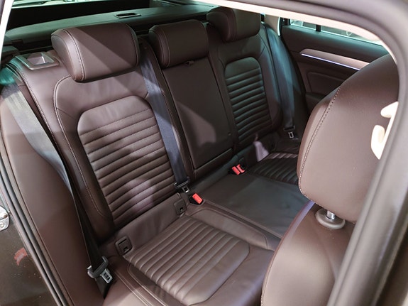 Volkswagen Passat 13 of 19