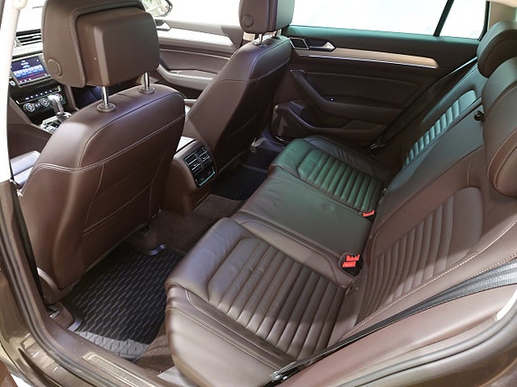 Volkswagen Passat 12 of 19