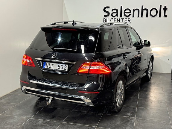 Mercedes-Benz ML350 5 of 5